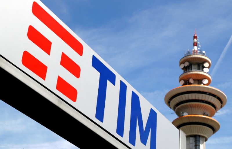 © Reuters. FILE PHOTO: Telecom Italia logo is seen at the headquarters in Milan
