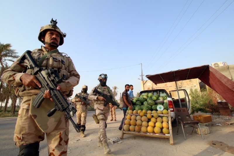 © Reuters. Imagen de archivo. Las fuerzas armadas iraquíes, son vistas en el norte de Basra