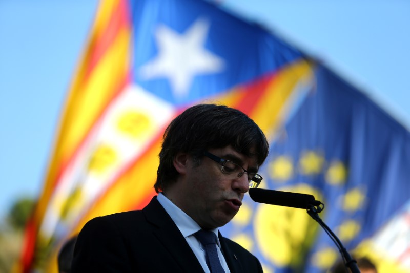 © Reuters. Líder da Catalunha, Carles Puigdemont, discura no memorial de "Fossar de la Pedrera", em Barcelona, Espanha