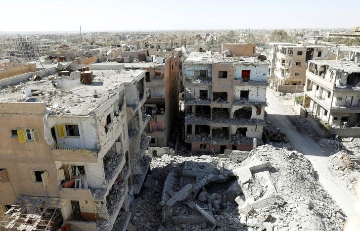 © Reuters. Prédios destruídos em distrito residencial de Raqqa, Síria