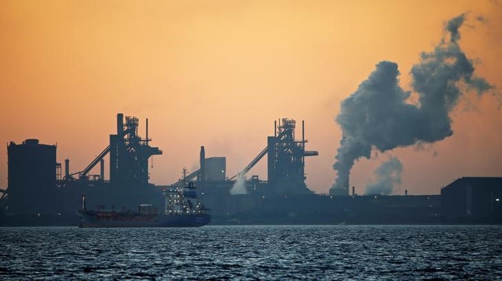 © Reuters. Нефтеналивной танкер на якоре близ Марселя