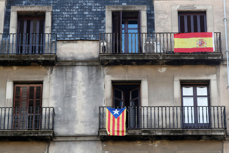 © Reuters. Bandeiras da Espanha e da Catalunha em um prédio de Barcelona