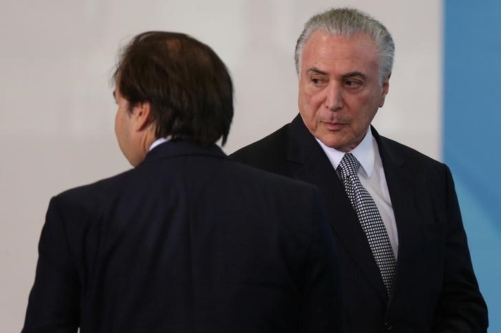 © Reuters. Presidente Michel Temer (D) e presidente da Câmara dos Deputados, Rodrigo Maia, durante cerimônia no Palácio do Planalto