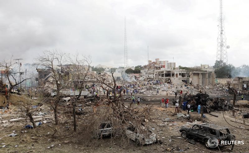 © Reuters. Люди на месте взрыва в Могадишо