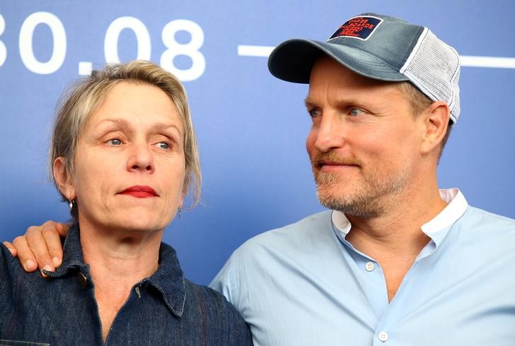 © Reuters. Atores Frances McDormand e Woody Harrelson posam durante sessão de fotos do filme "Três Anúncios Para Um Crime" em Veneza, Itália