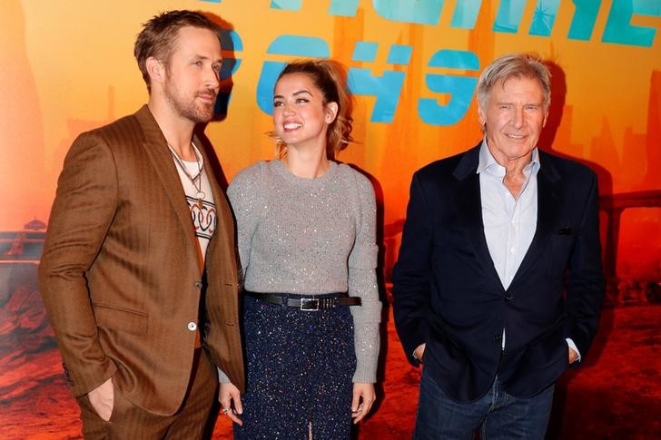 © Reuters. Atores Ryan Gosling (E), Ana de Armas (C) e Harrison Ford (D) participam de sessão de fotos do filme "Blade Runner 2049" em Paris, França