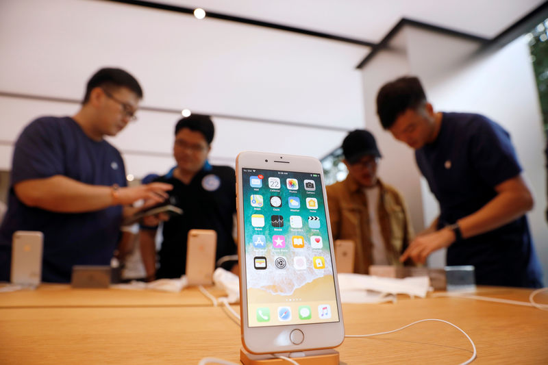 © Reuters. iPhone 8 exposto em loja da Apple em Cingapura