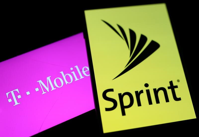 © Reuters. Logos da T-Mobile e da Sprint em telas de celulares