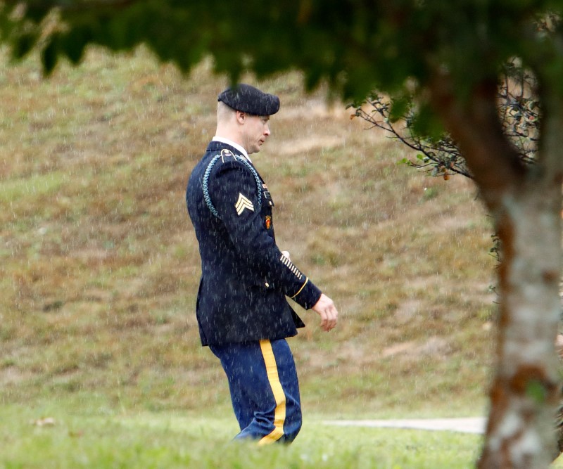 © Reuters. Sgt. Robert B. Bergdahl walks out of the court house in a rain for a lunch break during his hearing in the case of United States vs. Bergdahl in Fort Bragg