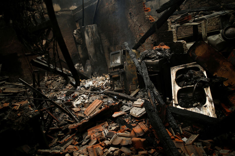 © Reuters. Casa queimada por incêndio em Vila Nova, Portugal