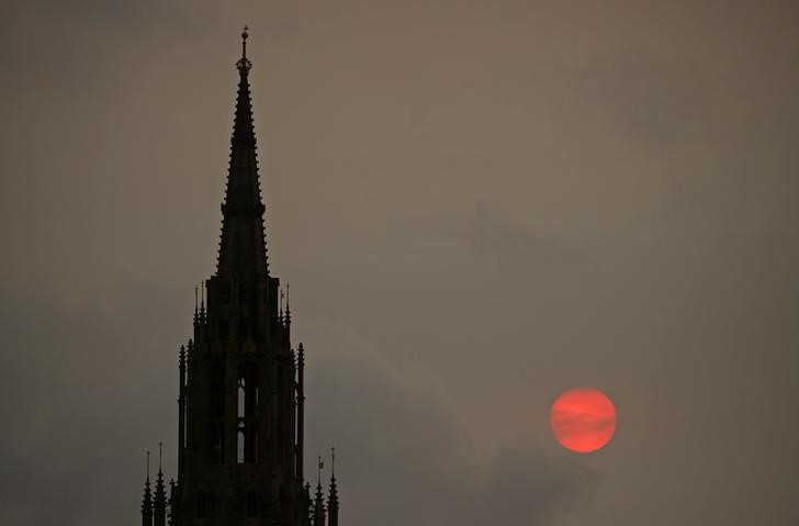 © Reuters. العاصفة أوفيليا تحول سماء لندن للون الأصفر بما تحمله من أتربة ودخان