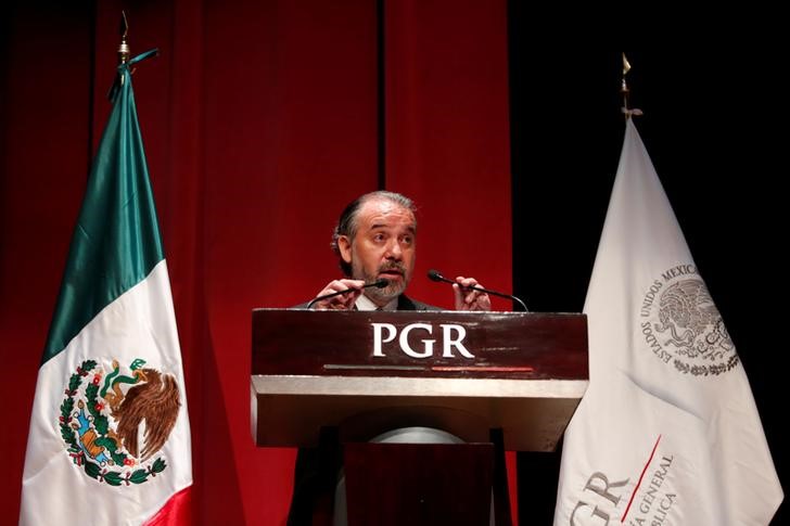 © Reuters. Attorney General Raul Cervantes speaks during a formal apology to three indigenous women who were wrongfully jailed for years, in Mexico City