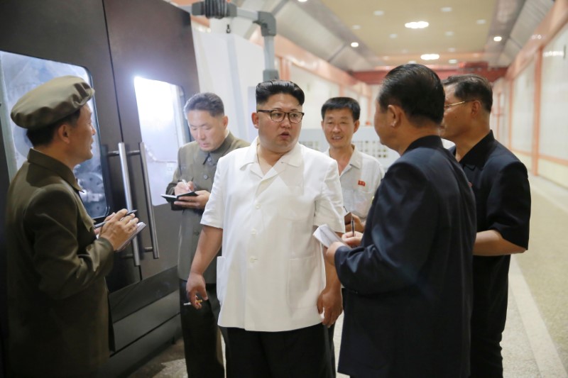 © Reuters. North Korean leader Kim Jong-Un inspects the January 18 General Machine Plant in Pyongyang