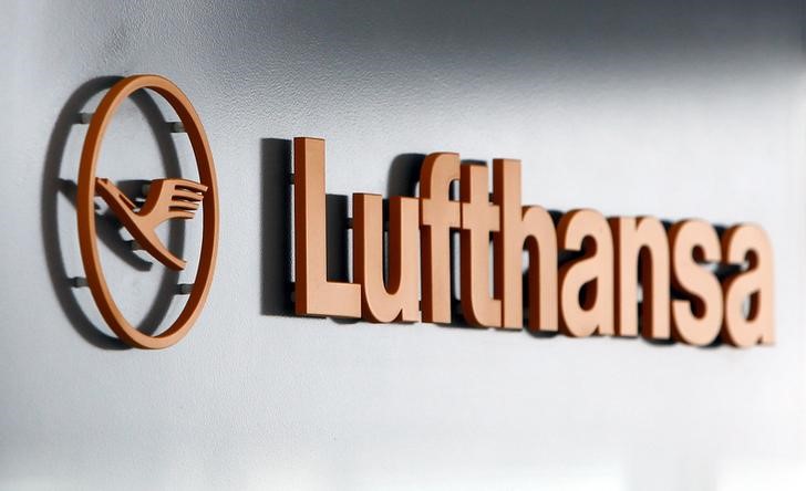 © Reuters. Logo da Lufthansa é visto no aeroporto de Munique, Alemanha