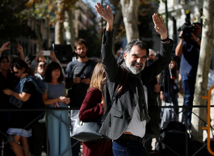 © Reuters. Líder da Omnium Cultural, Jordi Cuixart, acena enquanto deixa tribunal após ter ter testemunhado em Madri, Espanha