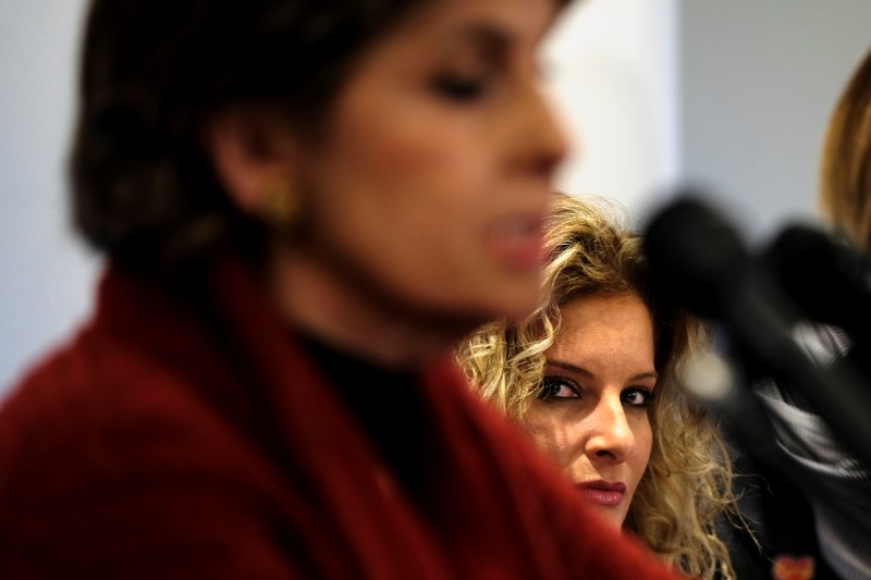 © Reuters. Summer Zervos (R) listens as her attorney Gloria Allred (L) speaks to reporters about her defamation lawsuit against U.S. President Donald Trump ahead of the Women's March on Washington