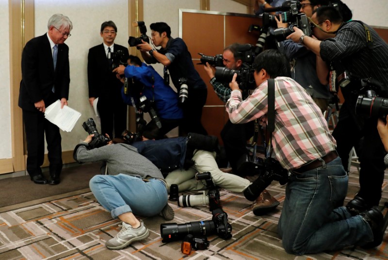 © Reuters. Kobe Steel President and CEO Hiroya Kawasaki leaves a news conference in Tokyo