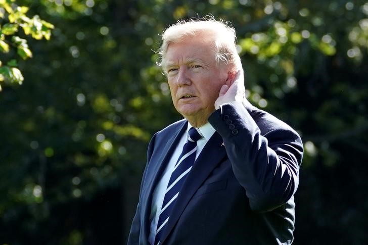 © Reuters. Presidente dos Estados Unidos, Donald Trump, escuta pergunta de jornalista na Casa Branca