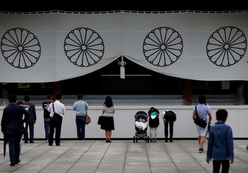 © Reuters. Visitors bow while paying tribute to the war dead at Yasukuni Shrine in Tokyo