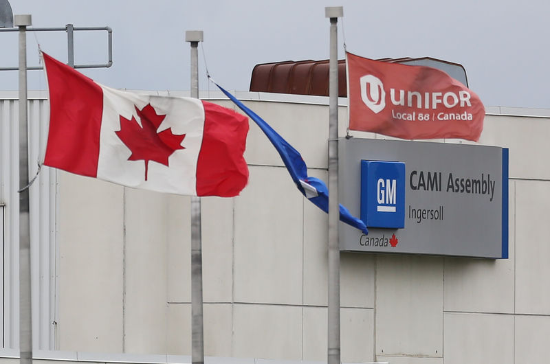 © Reuters. A flag of the Unifor auto workers union flies outside the General Motors Co (GM) CAMI assembly plant in Ingersoll