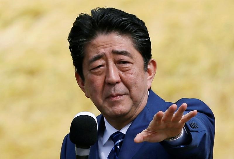 © Reuters. رئيس وزراء اليابان يرسل قربانا إلى ضريح ياسوكوني المثير للجدل