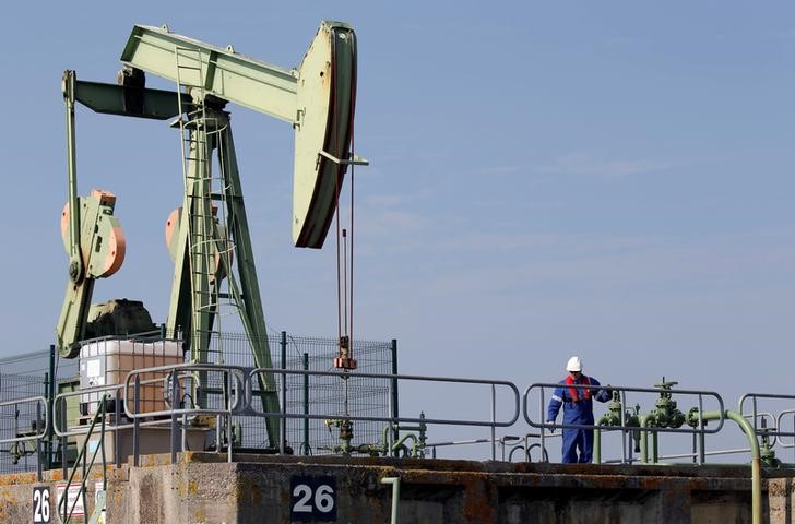 © Reuters. FILE PHOTO - An oil pump jack of Canadian group Vermilion Energy is pictured in Parentis-en-Born