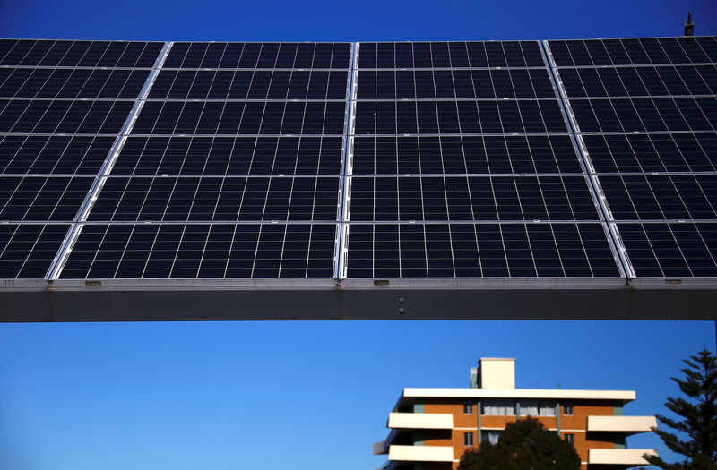 © Reuters. FILE PHOTO: A solar array, a linked collection of solar panels, can be seen in front of a residential apartment block in the Sydney suburb of Chatswood in Australia