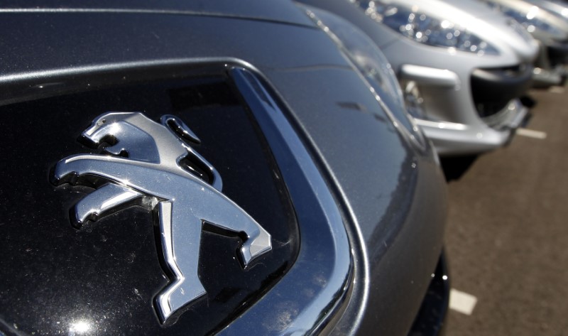 © Reuters. The Peugeot logo is seen at a dealership of French car maker PSA Peugeot-Citroen in Selestat