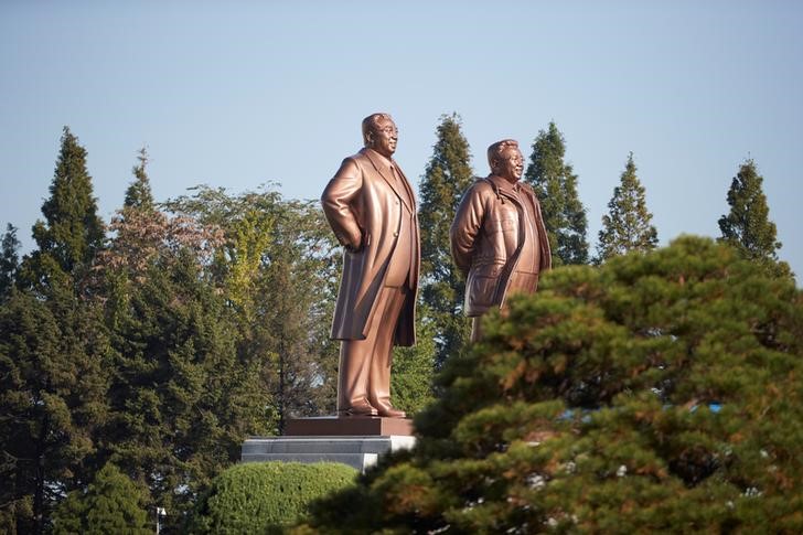 © Reuters. Statues of former leaders Kim Il Sung and Kim Jong Il are seen in Wonsan