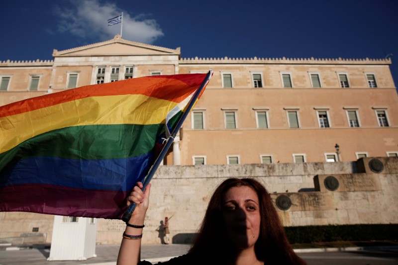 © Reuters. Campanas de iglesias griegas tocan a difuntos en protesta por la ley de cambio de género