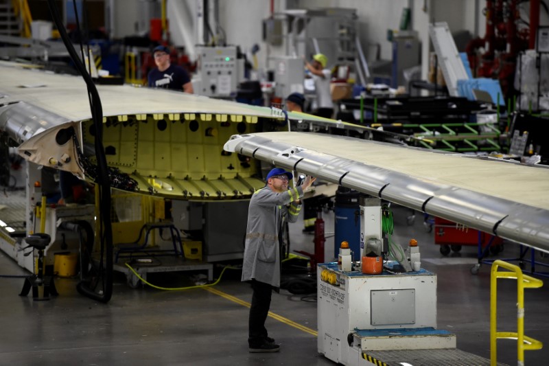 © Reuters. FILE PHOTO: A worker inspects a C Series aeroplane wing in the Bombardier factory in Belfast