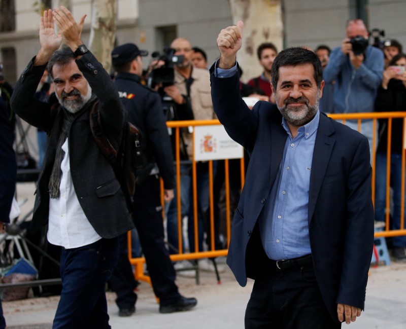 © Reuters. Jordi Cuixart (L), leader of Omnium Cultural, and Jordi Sanchez of the Catalan National Assembly (ANC), arrive to the High Court in Madrid