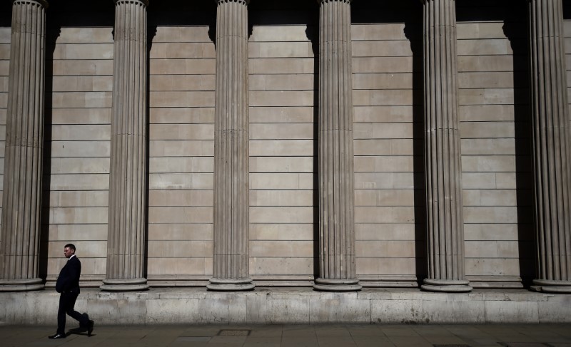 © Reuters. FILE PHOTO: A general view shows the Bank of England in the City of London