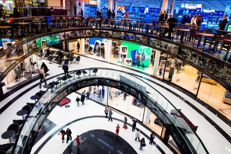 © Reuters. FILE PHOTO - People walk through the Mall of Berlin shopping centre during its opening night in Berlin