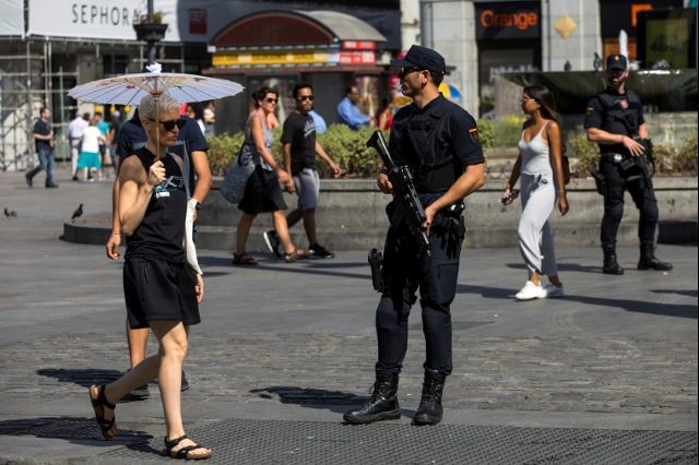 © Reuters. La Guardia Civil detiene a una presunta yihadista en Girona