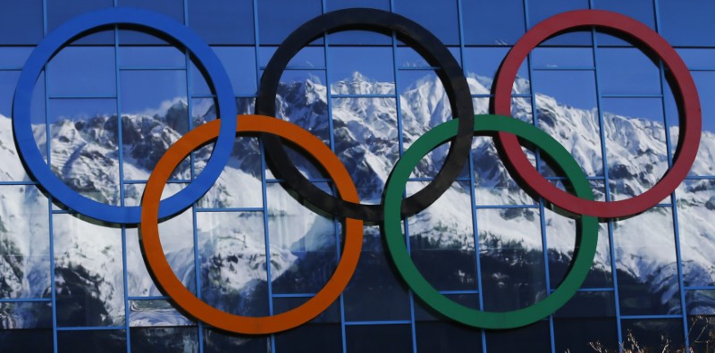 © Reuters. Snow covered mountains are reflected in the walls of the Olympic ice hockey stadium of Innsbruck