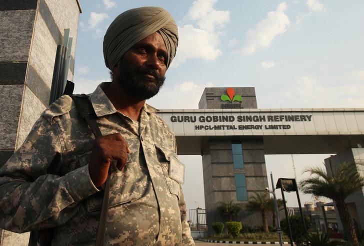 © Reuters. Охранник у главного входа на НПЗ Guru Gobind Singh близ индийского города Бхатинда