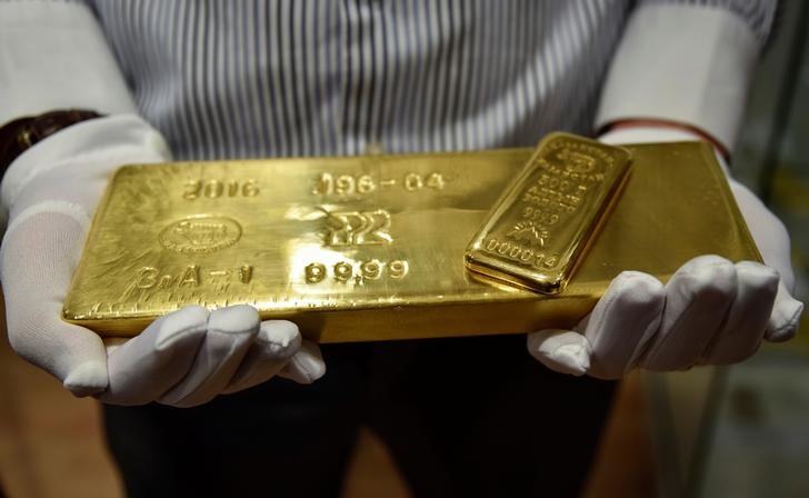 © Reuters. Служащий Нацбанка Казахстана держит золотые слитки