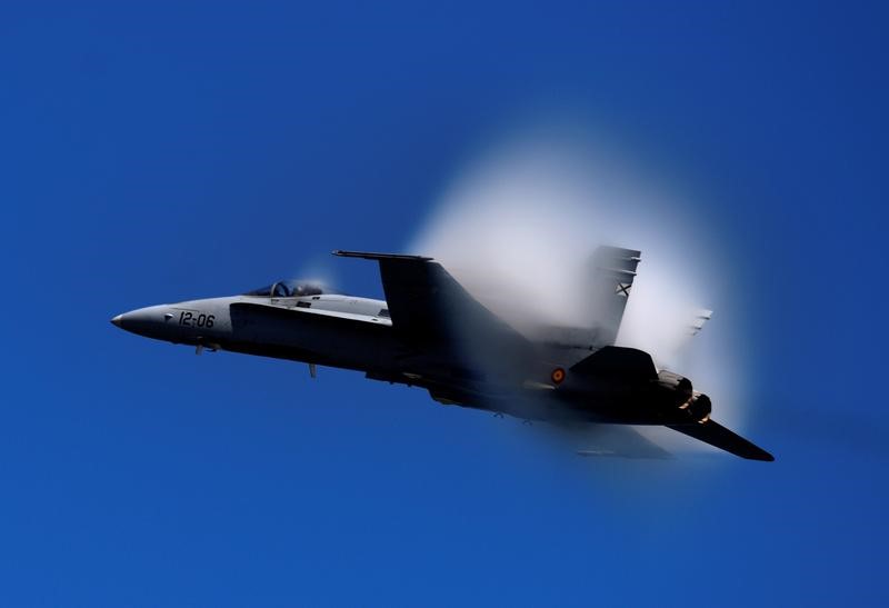 © Reuters. Avião militar F18 sobrevoa praia de San Lorenzo durante exibição aérea em Gijón, na Espanha