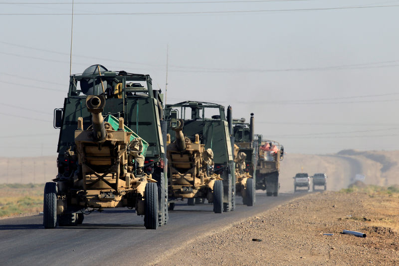 © Reuters. Artilharia do Exército iraquiano é vista ao sudoeste de Kirkuk, no Iraque
