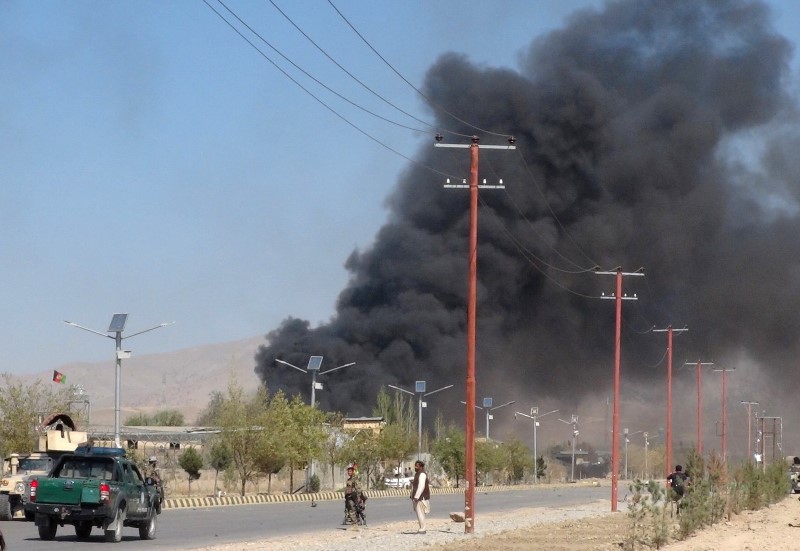 © Reuters. Fumaça é vista em quartel-general de Gardez, após ataque reivindicado pelo Taliban, no Afeganistão