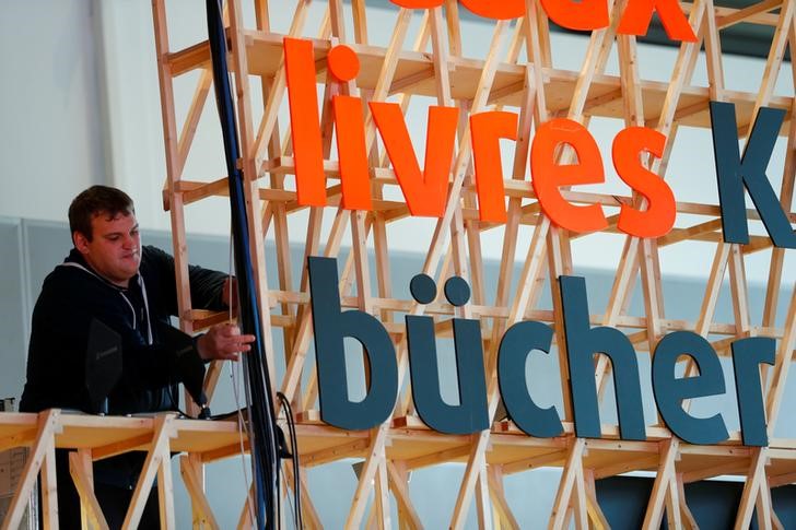 © Reuters. A worker build a booth during preparations for the upcoming book fair in Frankfurt