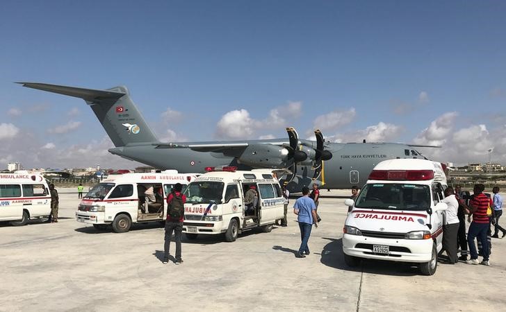 © Reuters. الصومال يدعو للتبرع  بالدم بعد أسوأ تفجير يشهده وتركيا ترسل أطباء