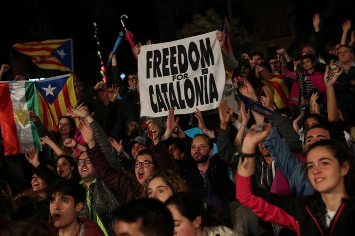 © Reuters. People react as they gather at Plaza Catalunya after voting ended for the banned independence referendum, in Barcelona