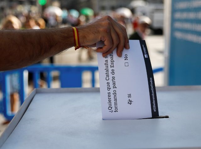 © Reuters. Homem vota durante referendo de independência da Catalunha, na Espanha