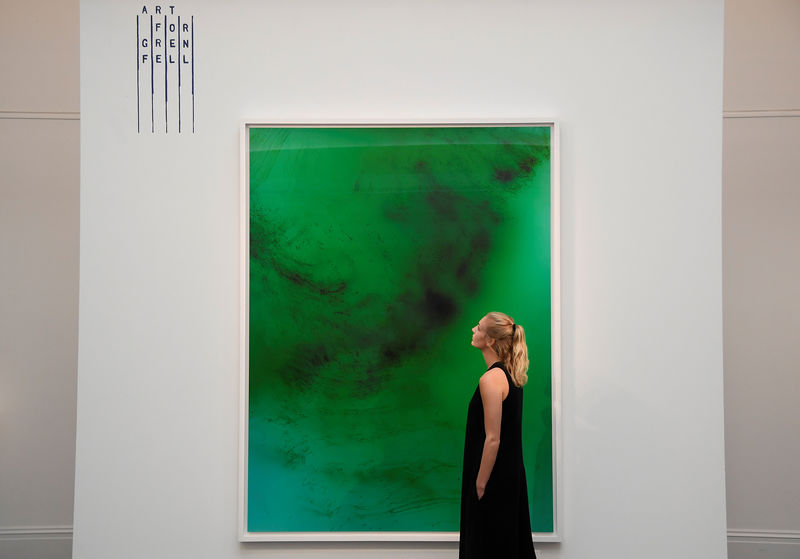 © Reuters. Quadro 'Frieschwimmer 193' do artista Wolfgang Tillmans, que faz parte do leilão para ajudar sobreviventes do incêndio no prédio Grenfell Tower, na Sotheby's, em Londres