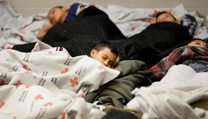 © Reuters. FILE PHOTO:    Detainees sleep in a holding cell at a U.S. Customs and Border Protection processing facility, in Brownsville