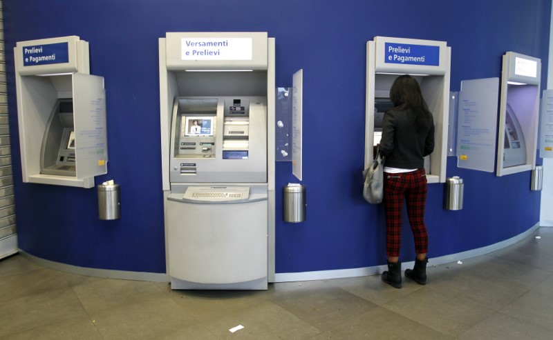 © Reuters. Bancomat in una banca a Milano