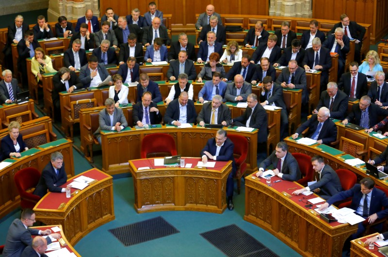 © Reuters. FILE PHOTO: Hungarian Prime Minister Orban casts his vote on a bill tightening regulations on foreign universities operating in Hungary, effectively pushing out of the country Central European University