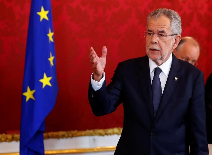 © Reuters. Austrian President Van der Bellen gestures in the presidential office in Vienna